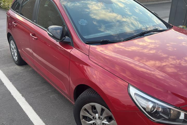 Rød Hyundai i30 fra 2018