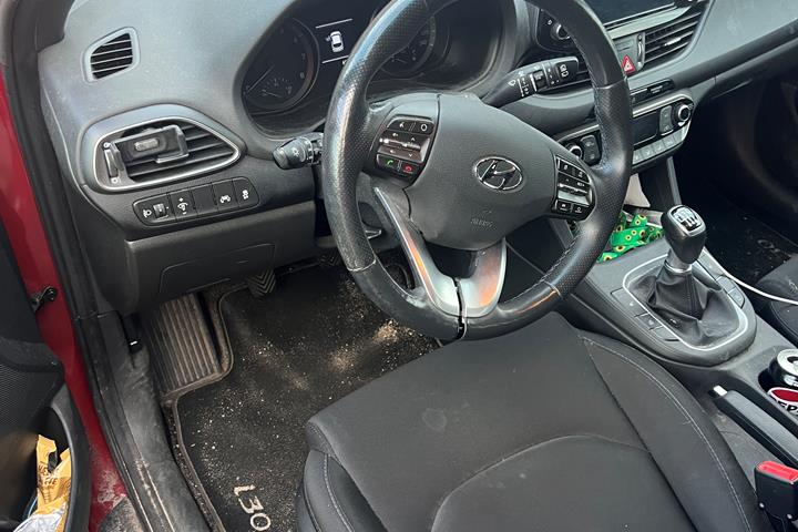 Rød Hyundai i30 fra 2018
