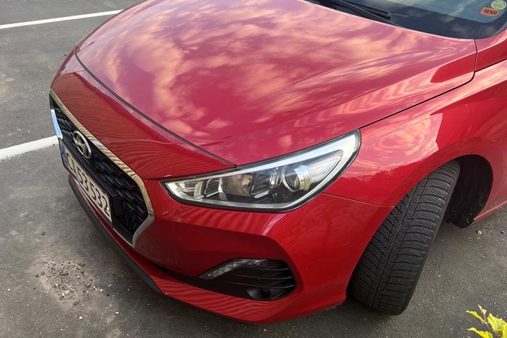 Rød Hyundai i30 fra 2018