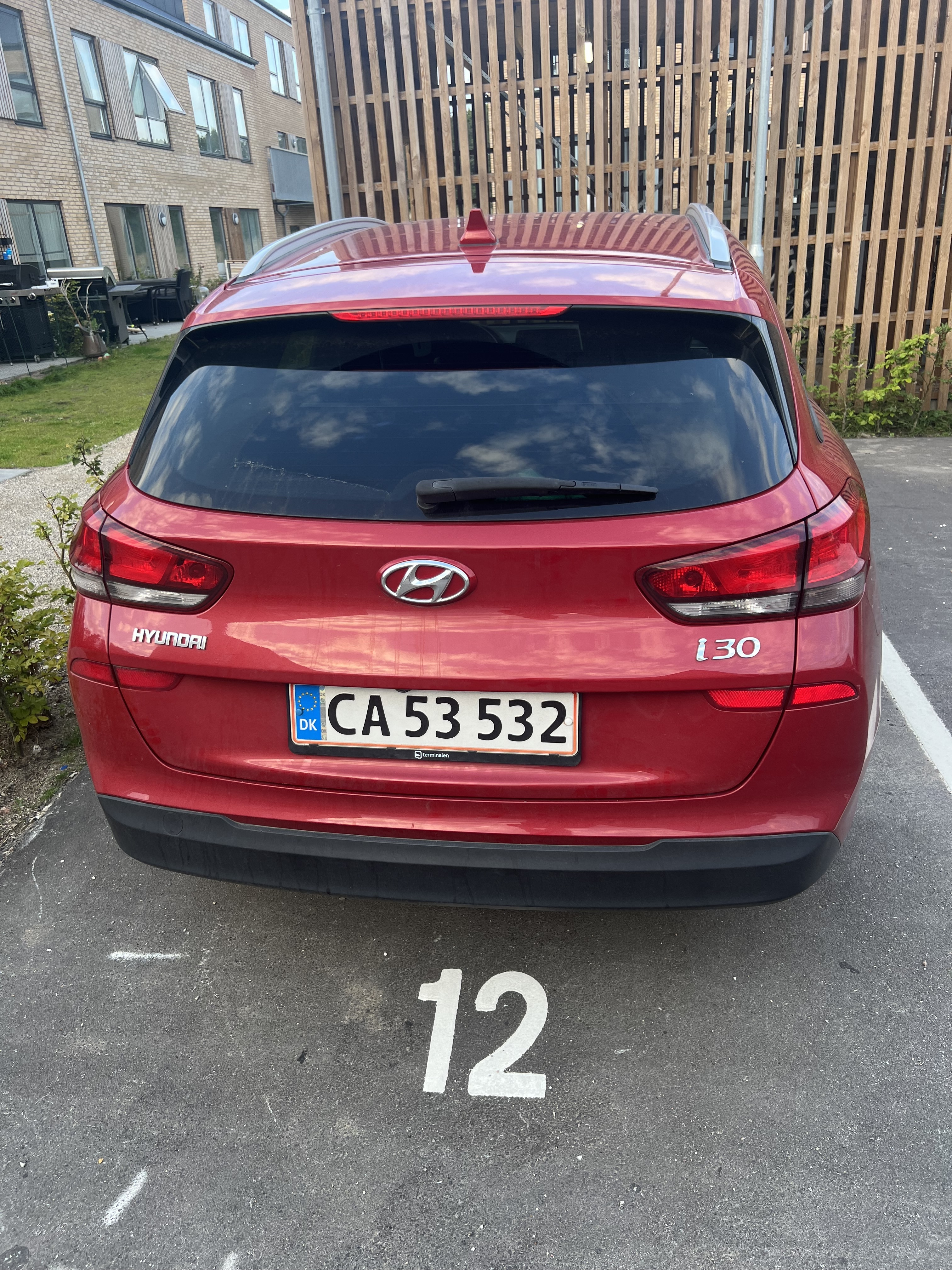 Rød Hyundai i30 fra 2018