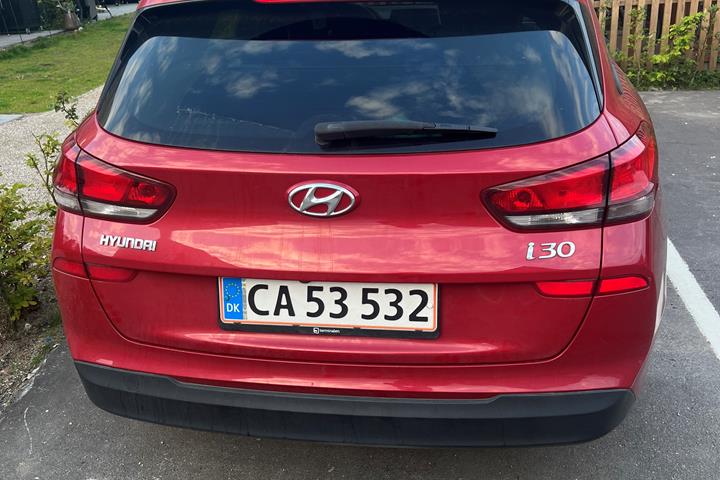 Rød Hyundai i30 fra 2018