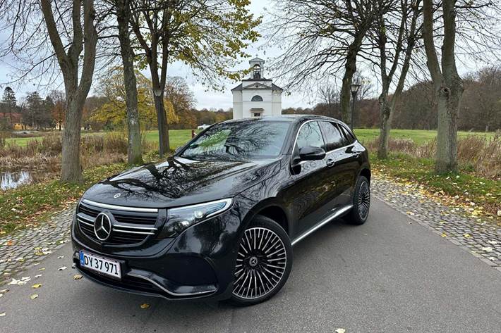 Sort Mercedes EQC400 fra 2023 set udefra