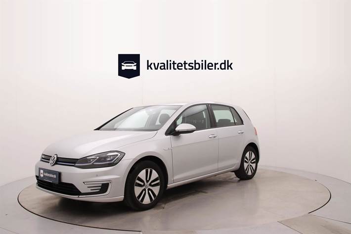 Sølv VW Golf fra 2020 set udefra