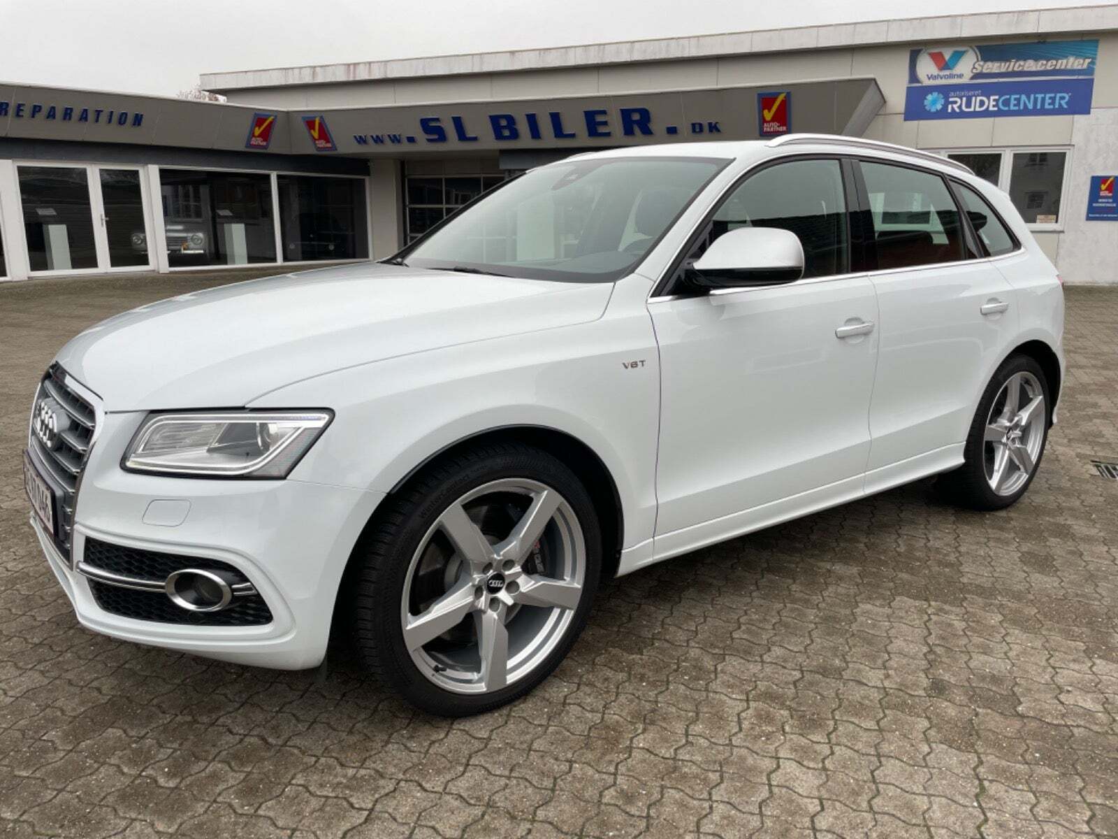 Hvid Audi SQ5 fra 2015 set udefra