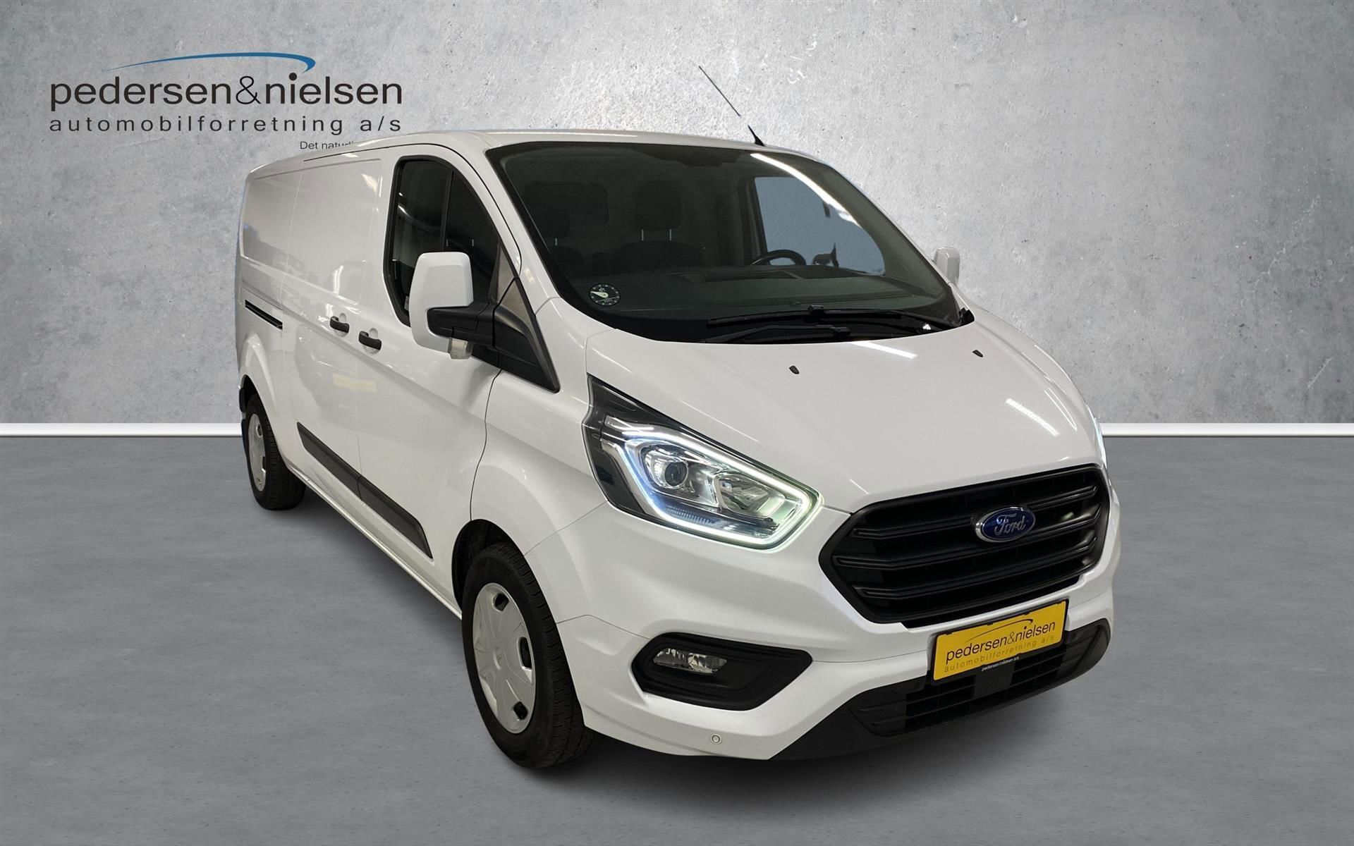 Hvid Ford Transit Custom fra 2018 set udefra