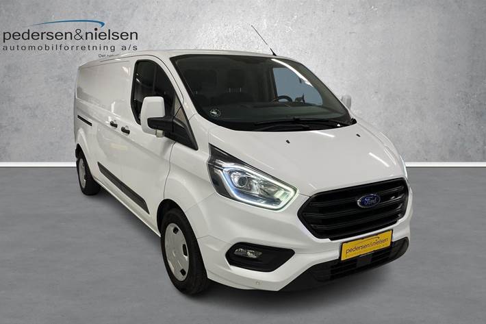 Hvid Ford Transit Custom fra 2018 set udefra