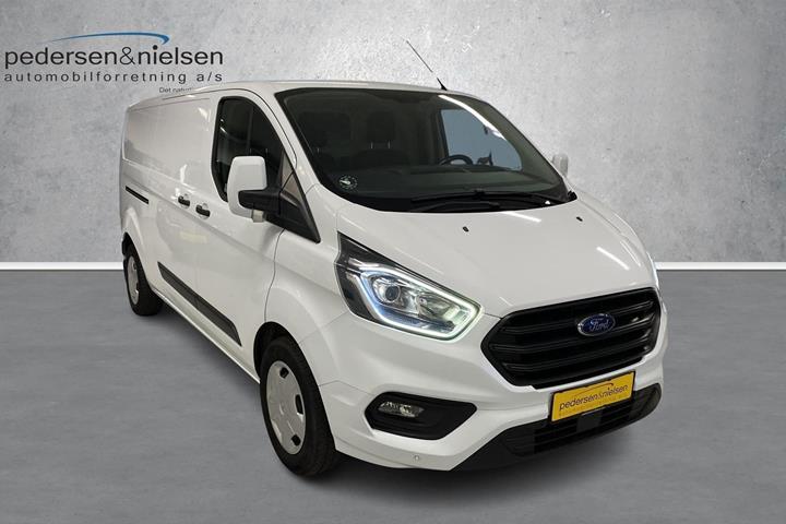 Hvid Ford Transit Custom fra 2018 set udefra