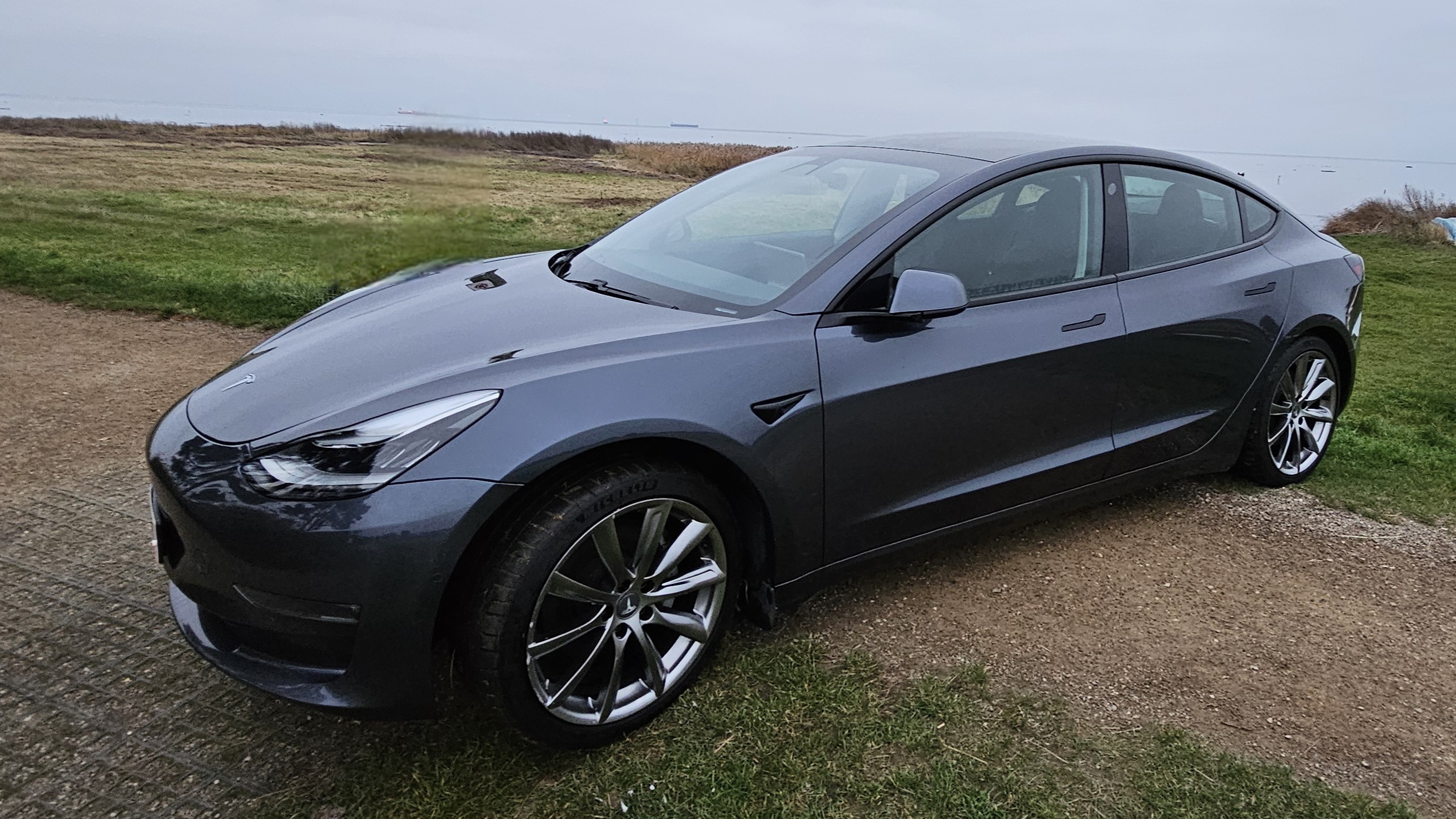 Grå Tesla Model 3 fra 2020