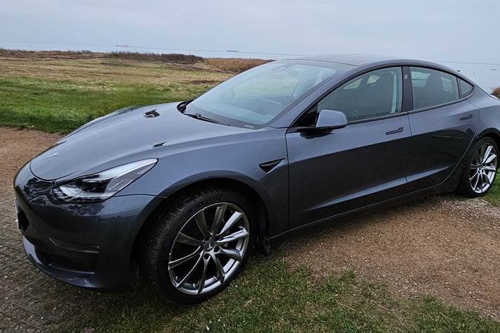 Grå Tesla Model 3 fra 2020