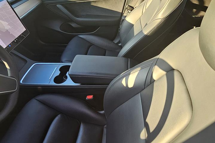 Grå Tesla Model 3 fra 2020