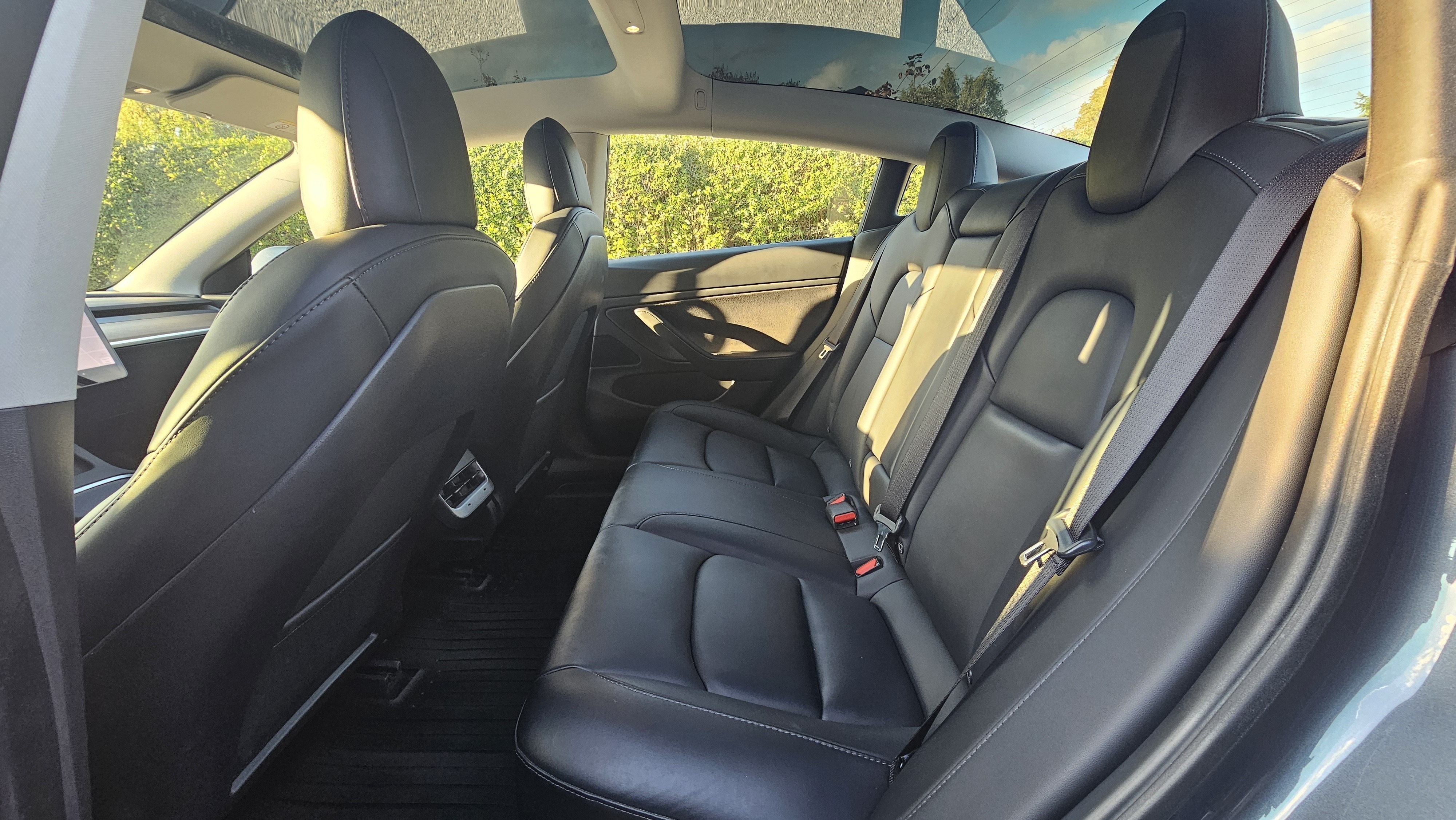 Grå Tesla Model 3 fra 2020