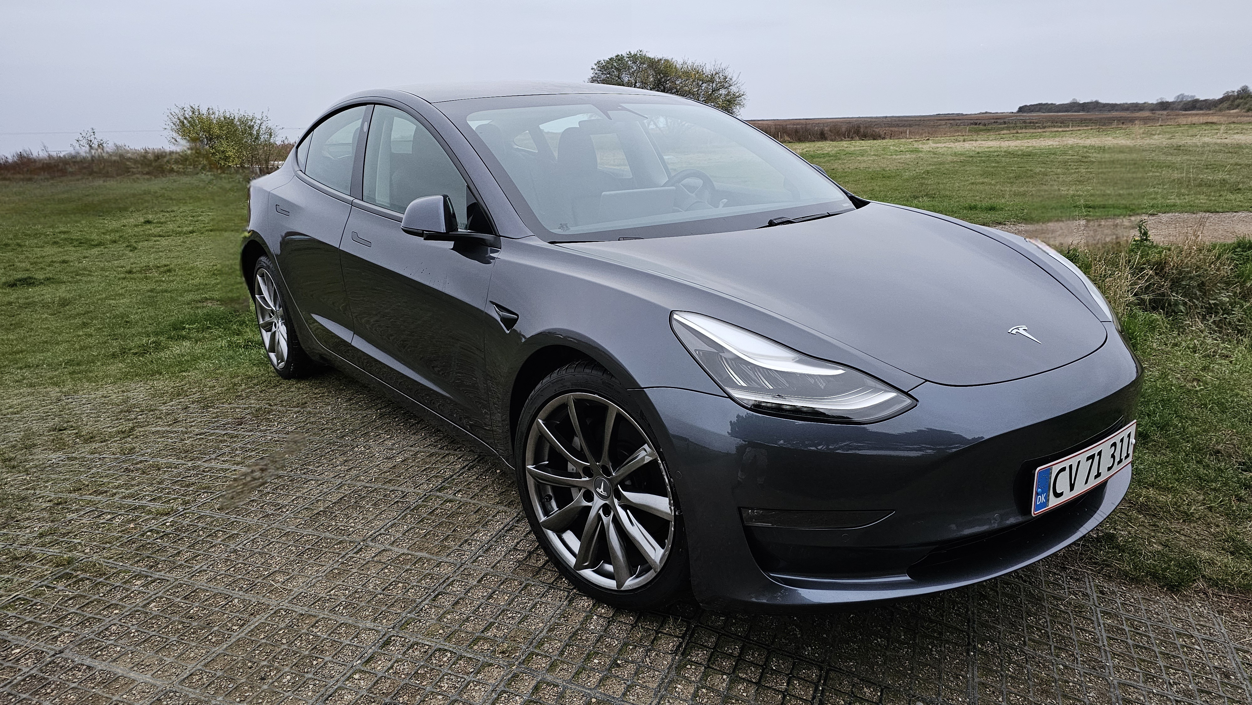 Grå Tesla Model 3 fra 2020