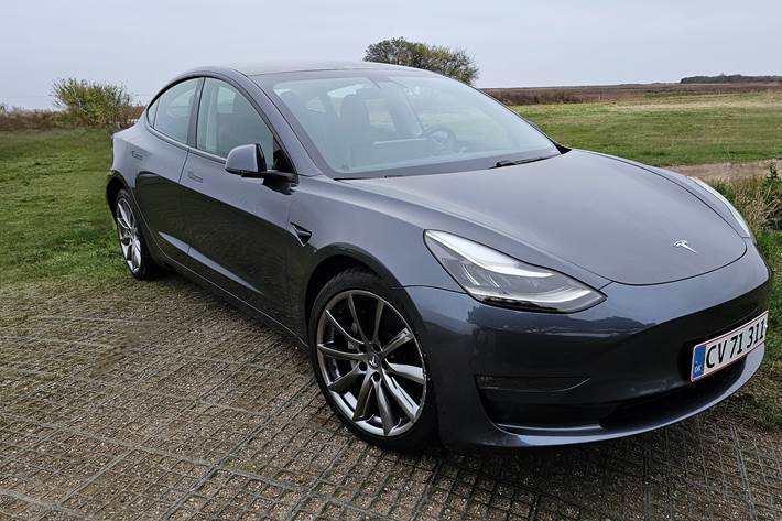 Grå Tesla Model 3 fra 2020