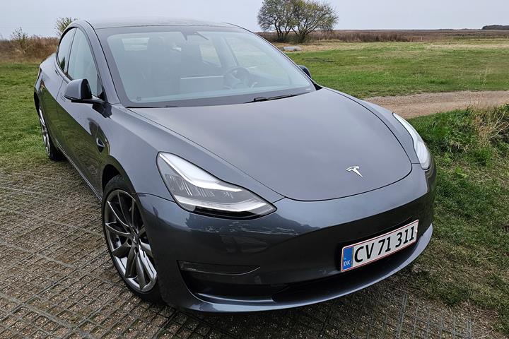 Grå Tesla Model 3 fra 2020