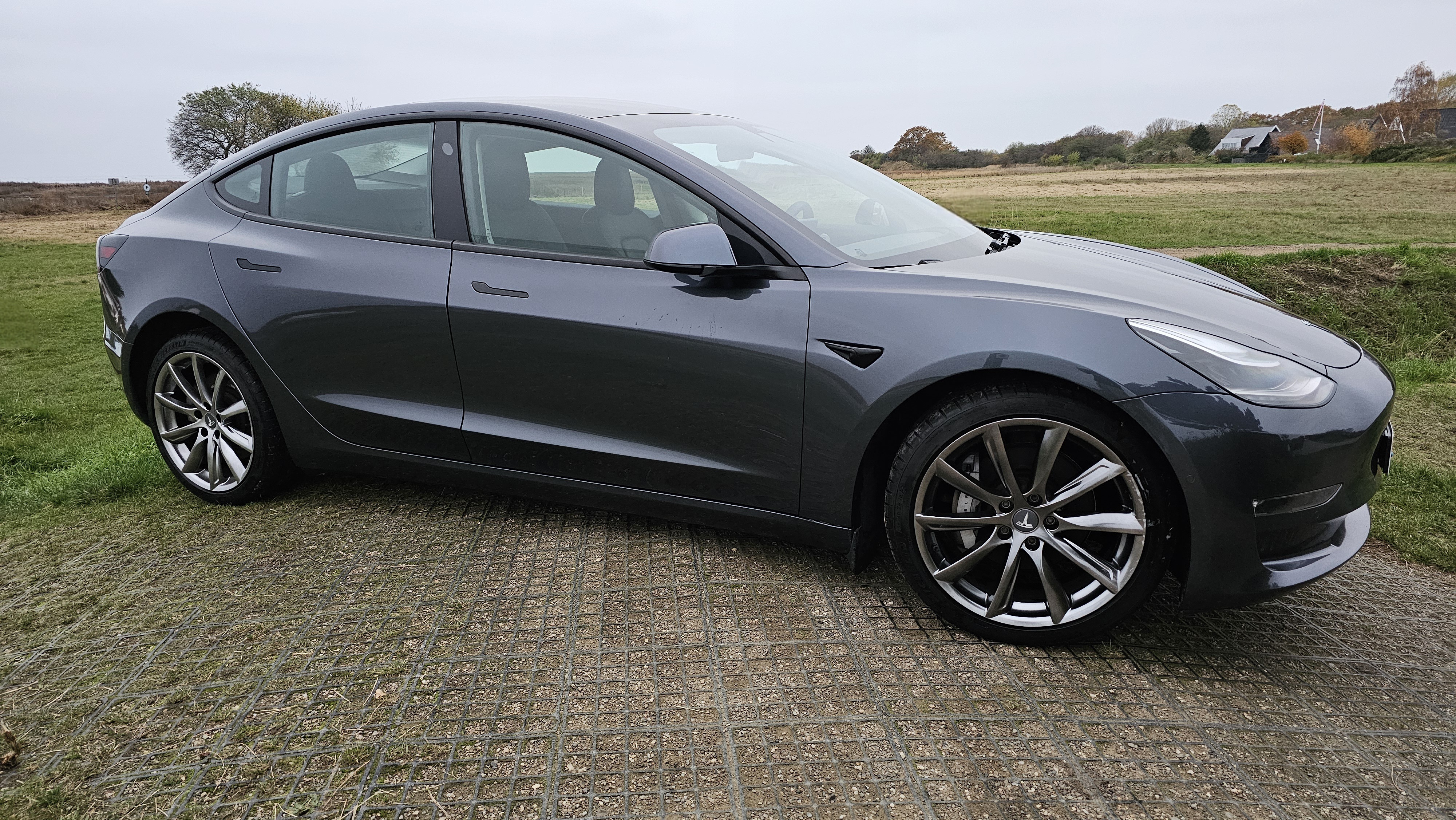 Grå Tesla Model 3 fra 2020