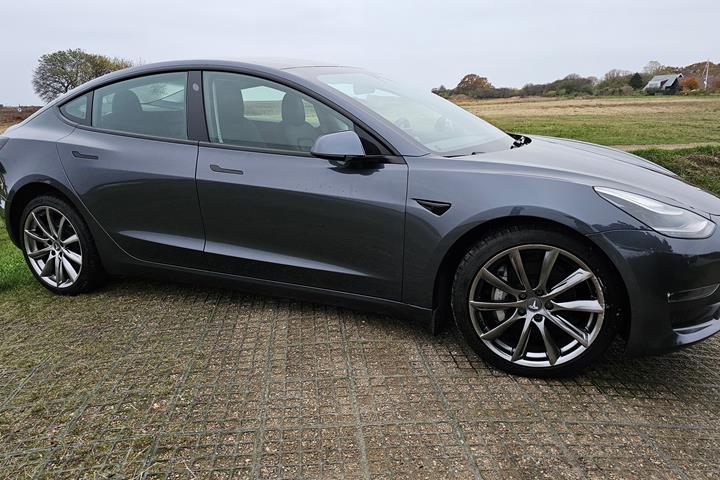 Grå Tesla Model 3 fra 2020