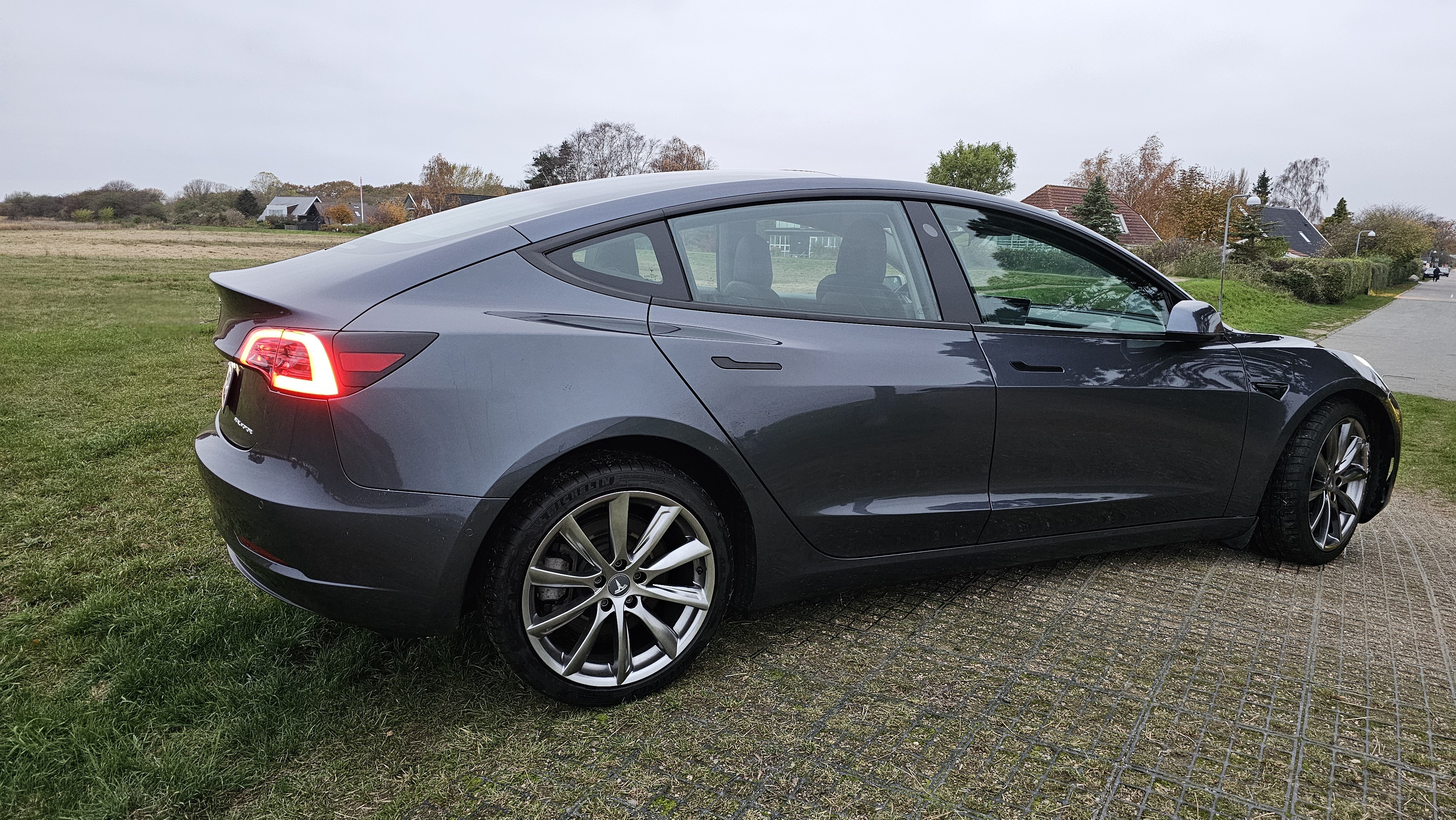 Grå Tesla Model 3 fra 2020