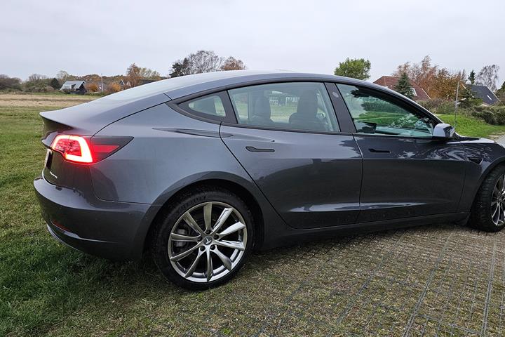 Grå Tesla Model 3 fra 2020