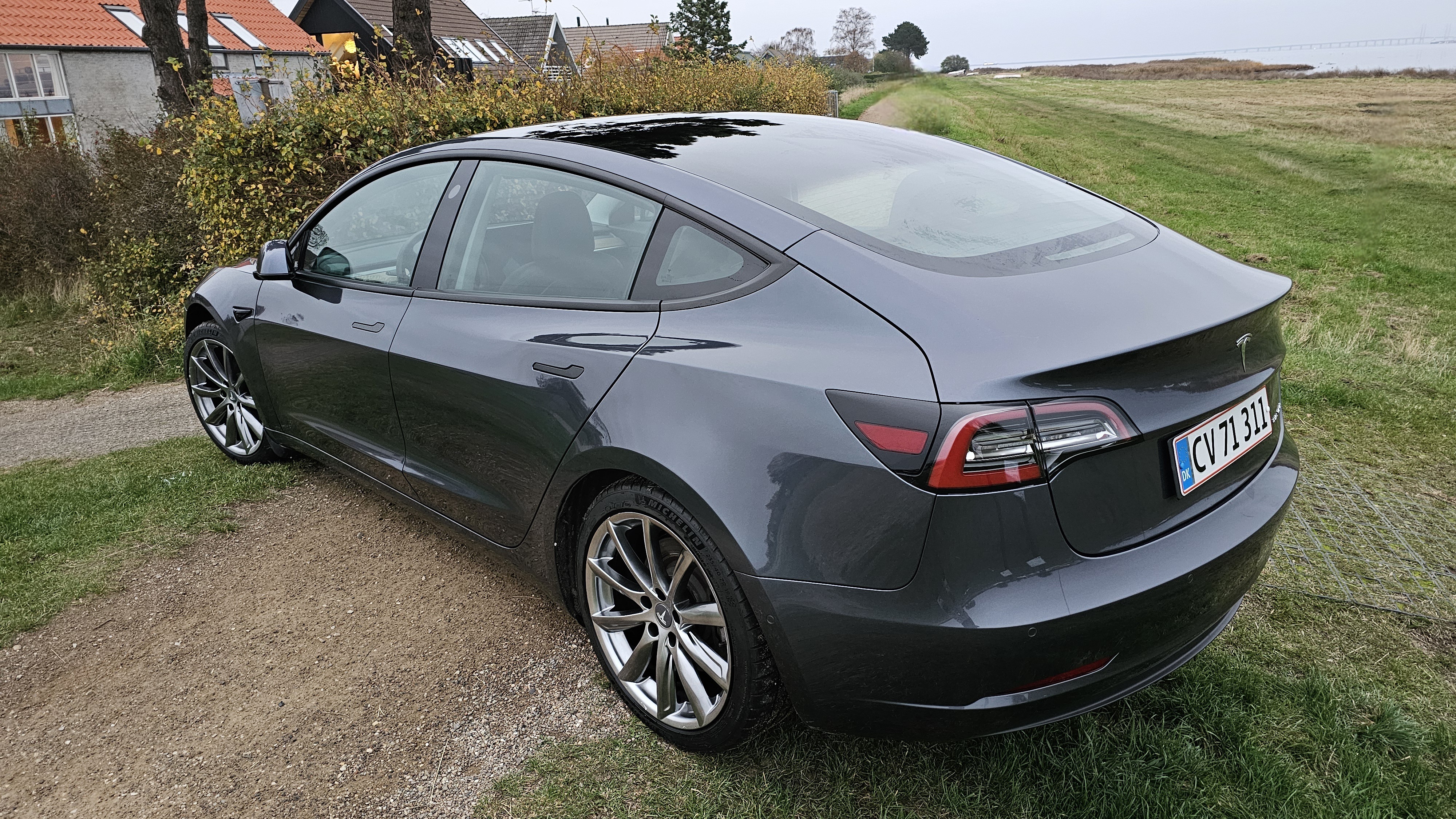 Grå Tesla Model 3 fra 2020
