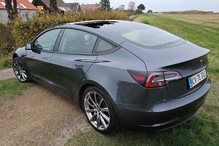 Grå Tesla Model 3 fra 2020