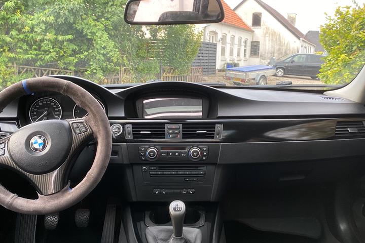 Grå BMW 318d fra 2008
