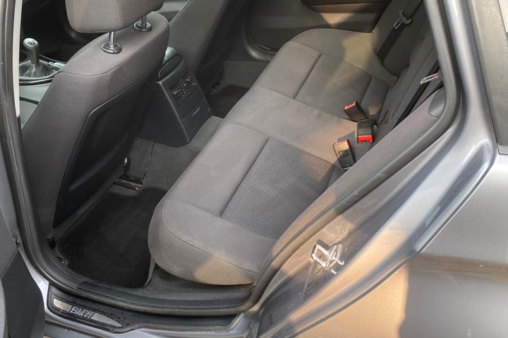 Grå BMW 318d fra 2008