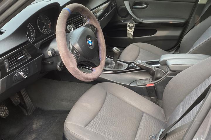 Grå BMW 318d fra 2008