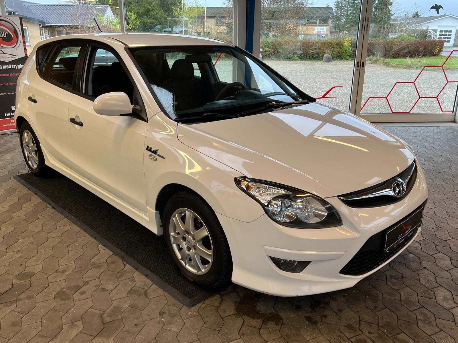 Hvid Hyundai i30 fra 2011 set udefra