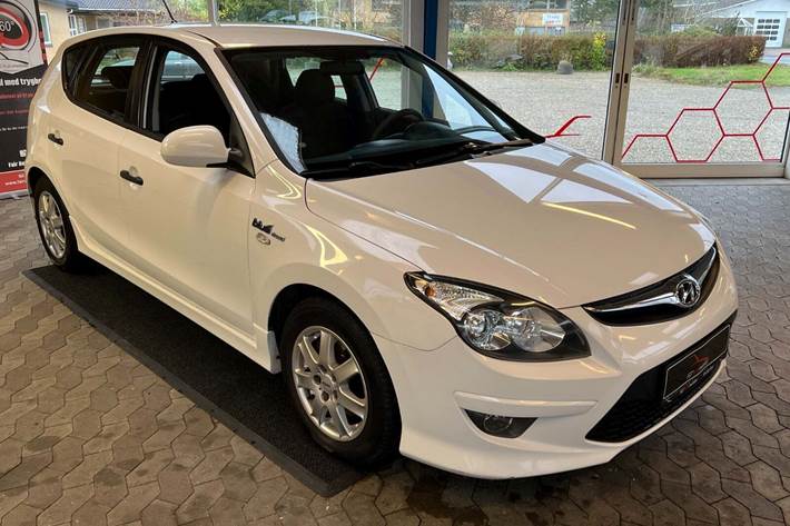 Hvid Hyundai i30 fra 2011 set udefra