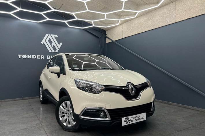 Beige Renault Captur fra 2013 set udefra