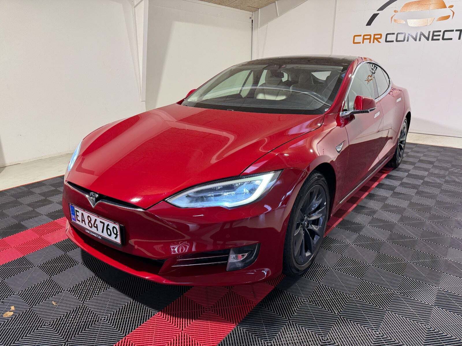 Rød Tesla Model S fra 2019