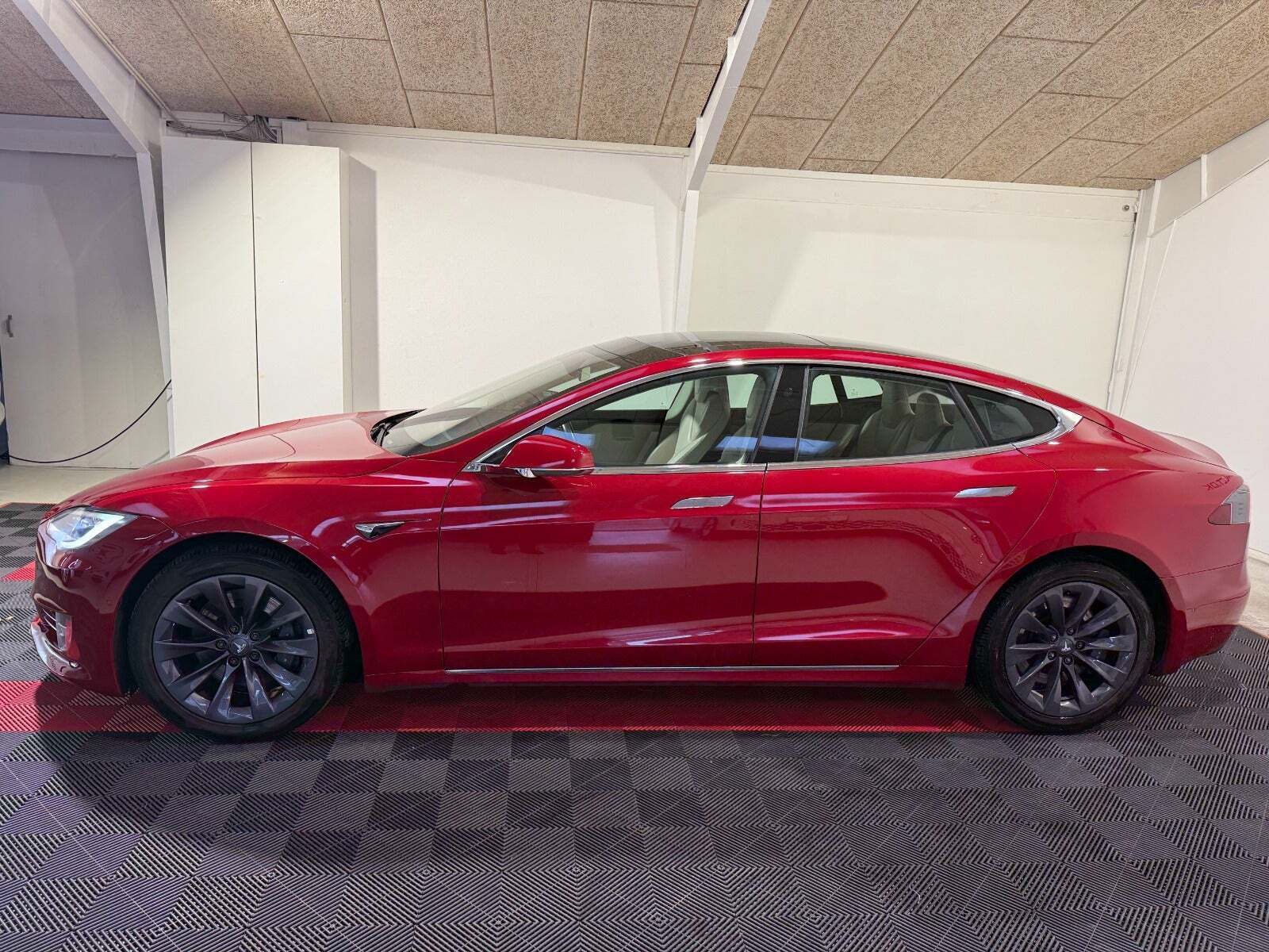 Rød Tesla Model S fra 2019