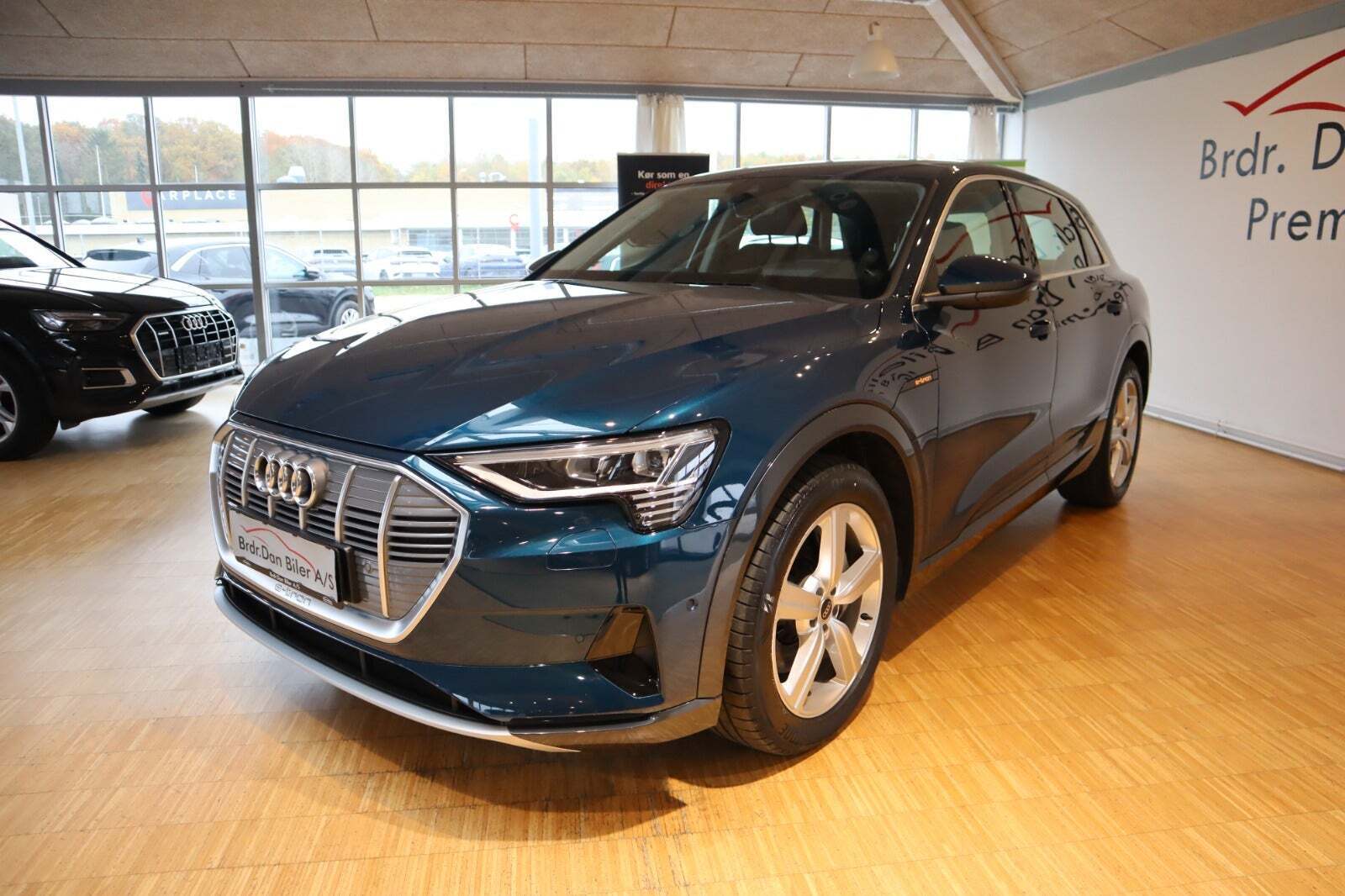 Blå Audi e-tron fra 2022 set udefra