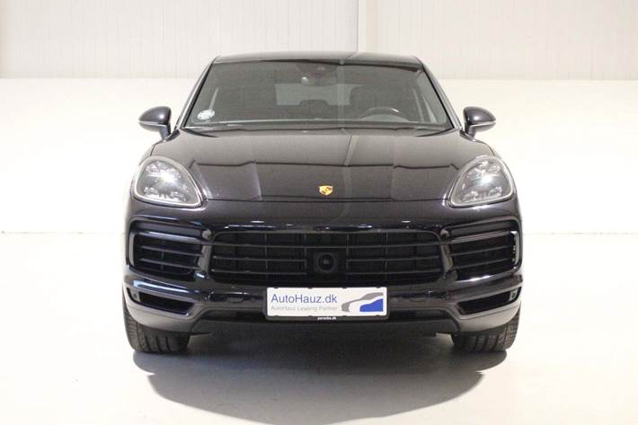 Gul Porsche Cayenne S fra 2019 set udefra