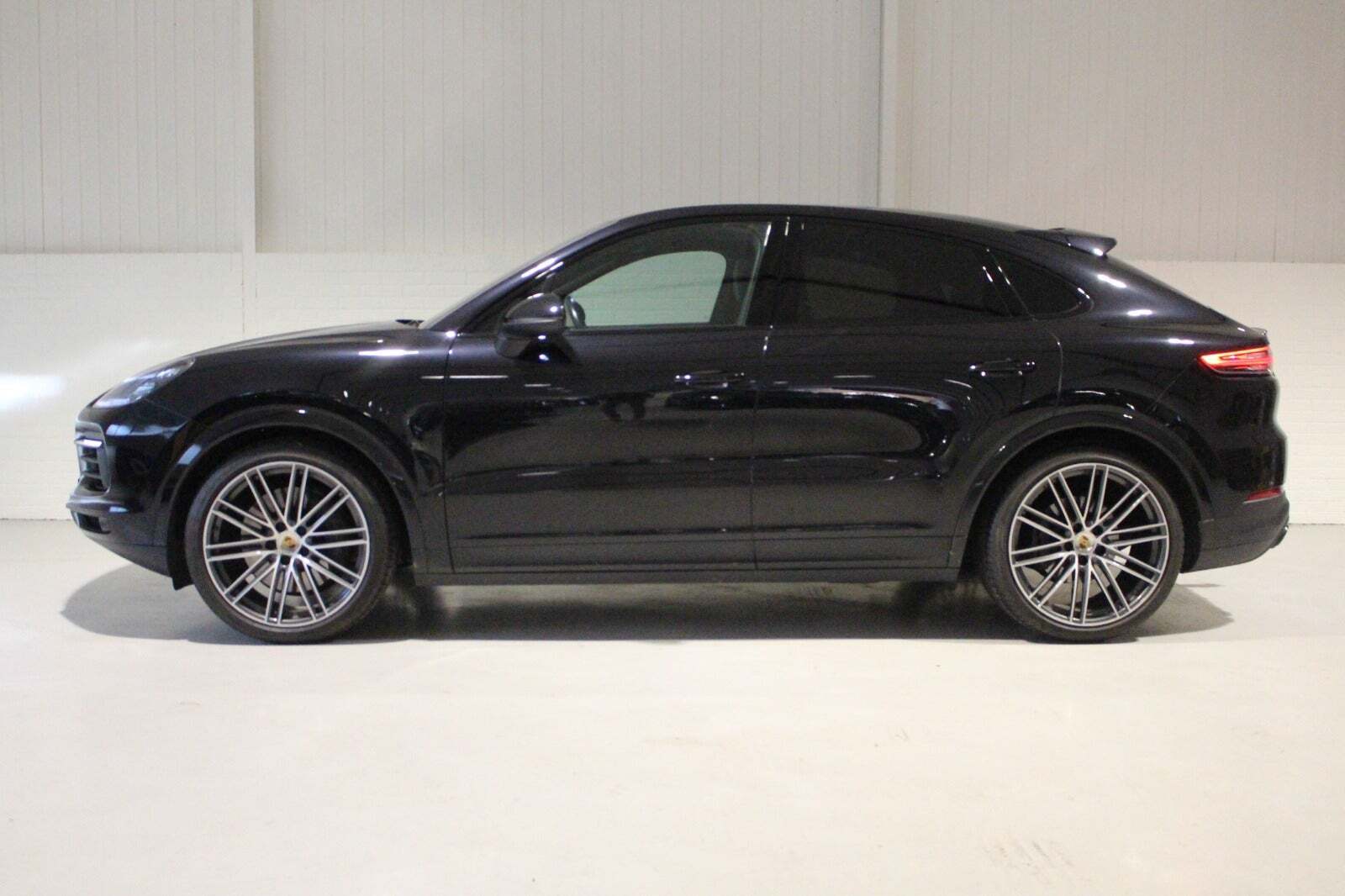 Gul Porsche Cayenne S fra 2019 set udefra
