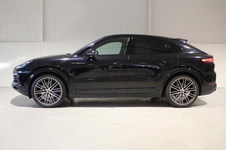 Gul Porsche Cayenne S fra 2019 set udefra
