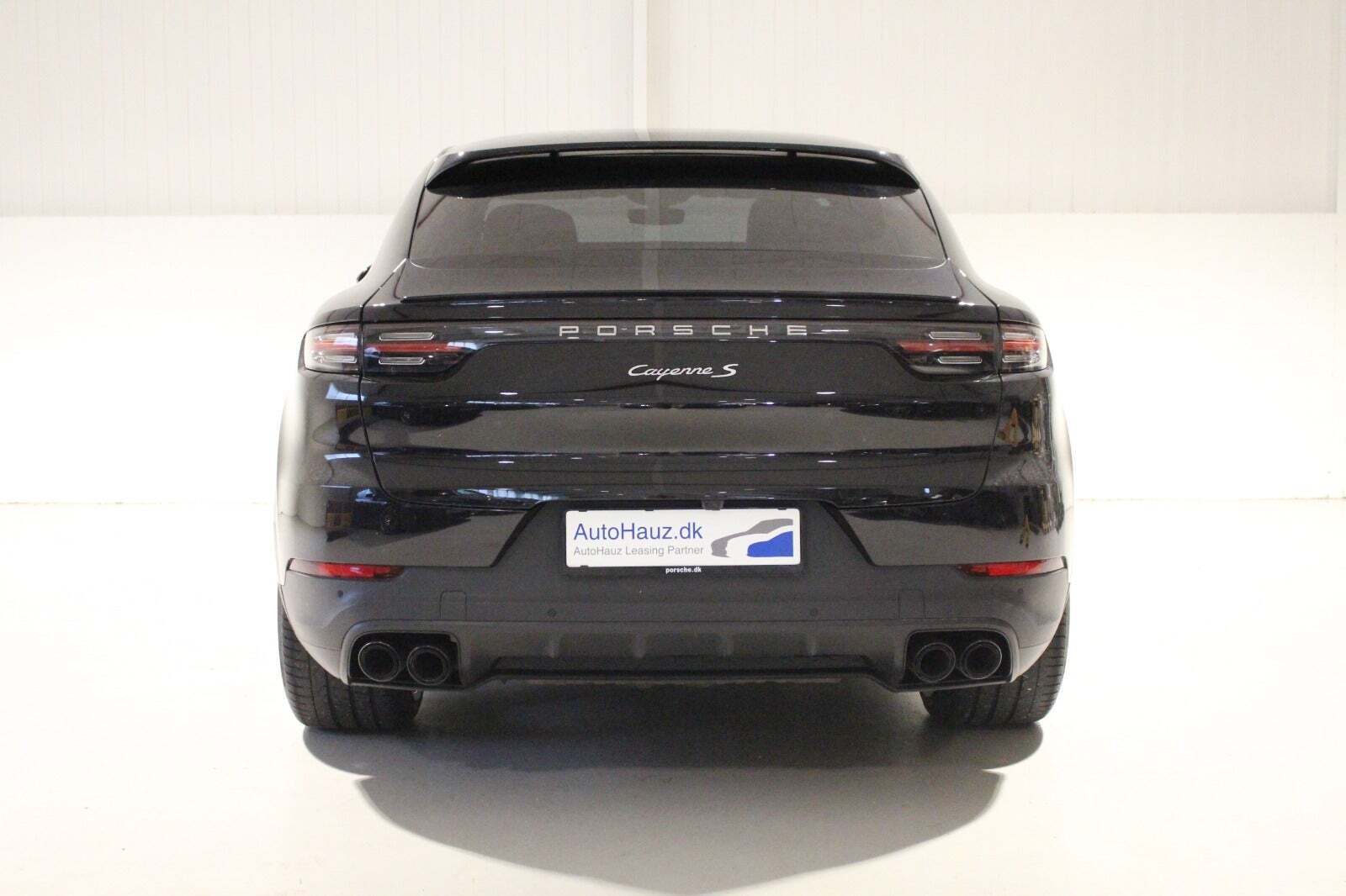 Gul Porsche Cayenne S fra 2019 set udefra