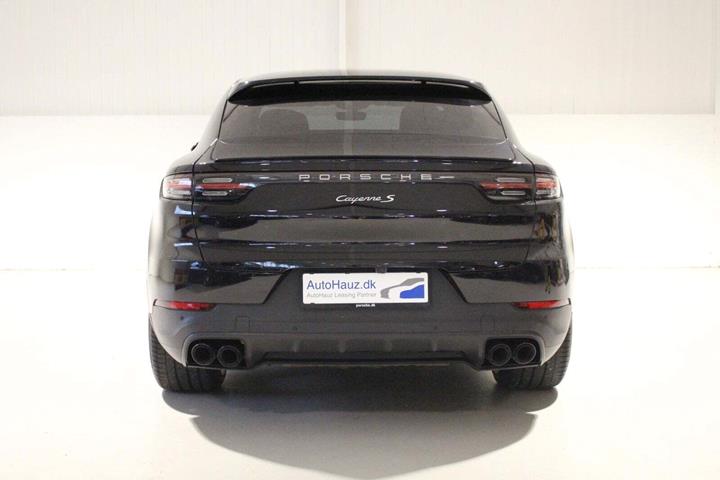 Gul Porsche Cayenne S fra 2019 set udefra