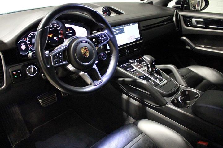 Gul Porsche Cayenne S fra 2019 set indefra