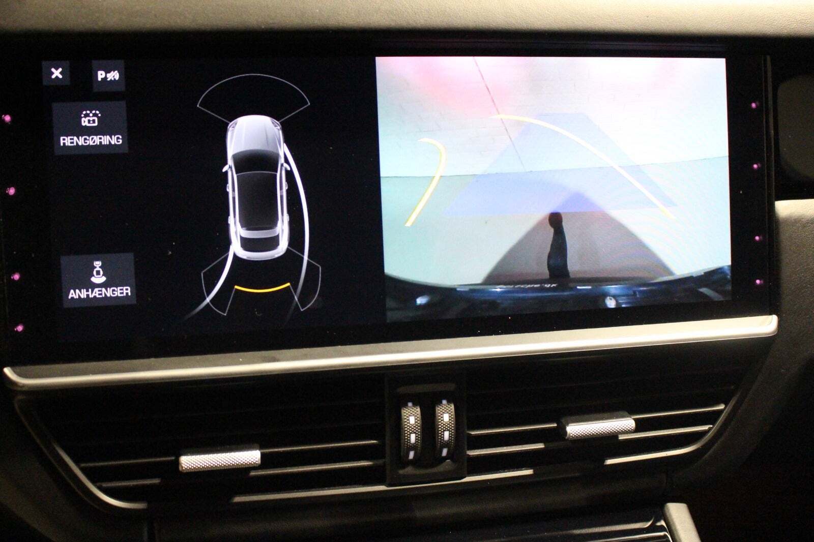 Gul Porsche Cayenne S fra 2019 set indefra