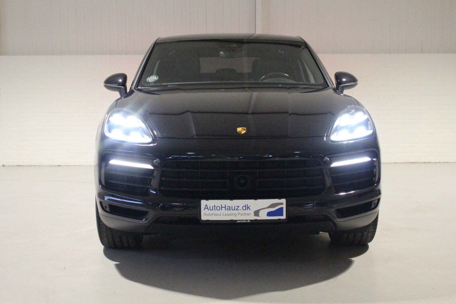 Gul Porsche Cayenne S fra 2019 set udefra