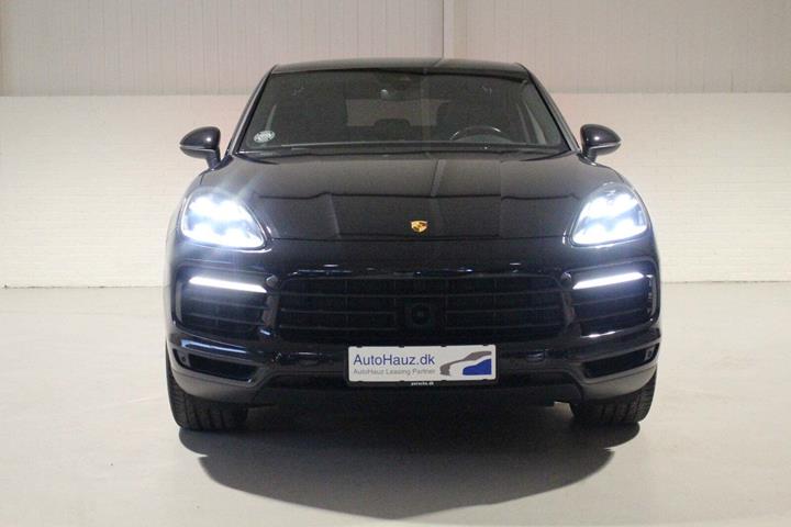 Gul Porsche Cayenne S fra 2019 set udefra