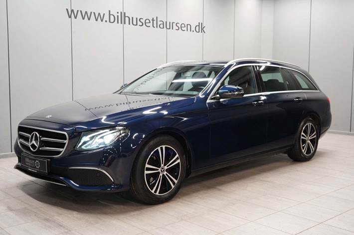 Blå Mercedes E220 d fra 2020 set udefra