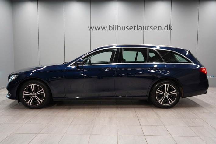 Blå Mercedes E220 d fra 2020