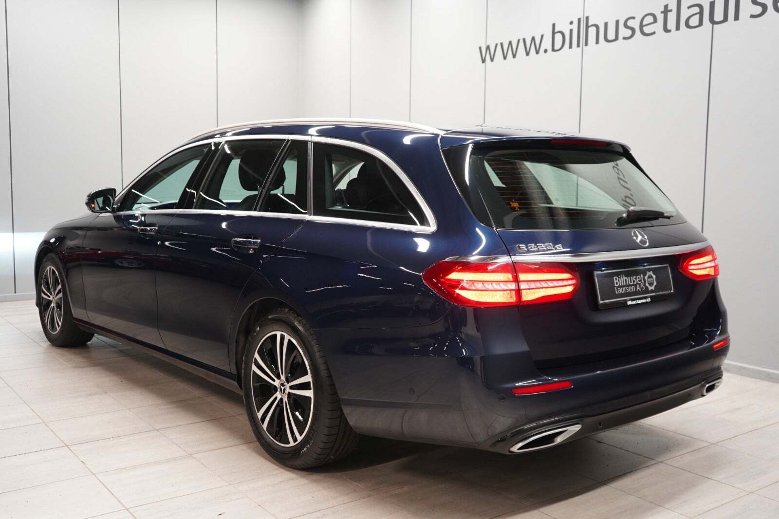 Blå Mercedes E220 d fra 2020