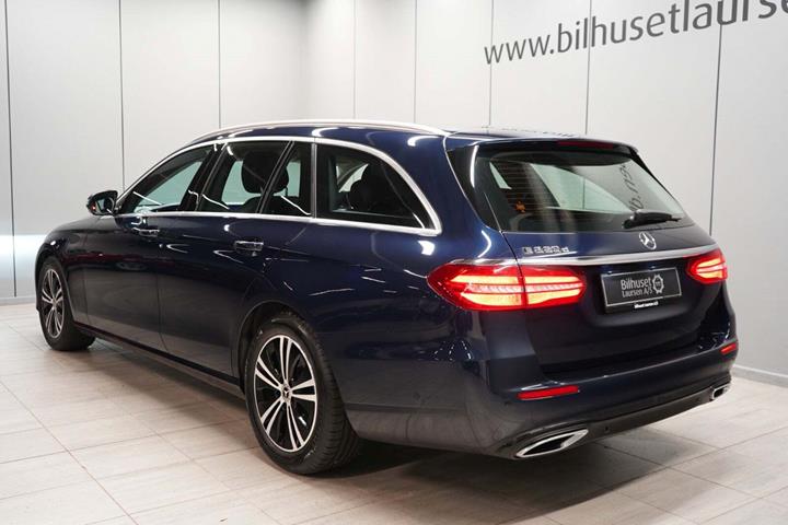 Blå Mercedes E220 d fra 2020