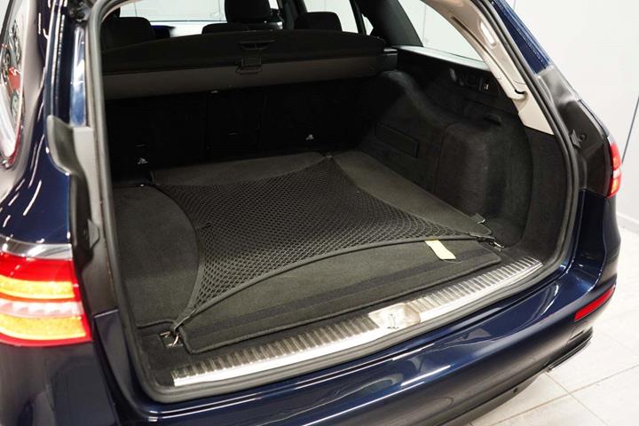 Blå Mercedes E220 d fra 2020