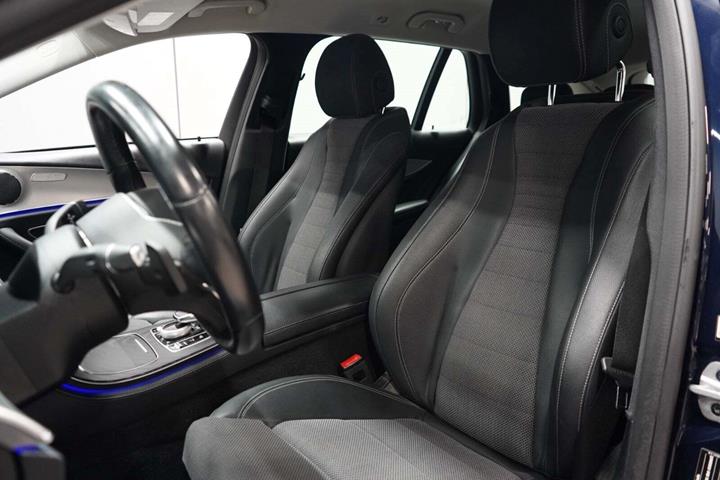 Blå Mercedes E220 d fra 2020