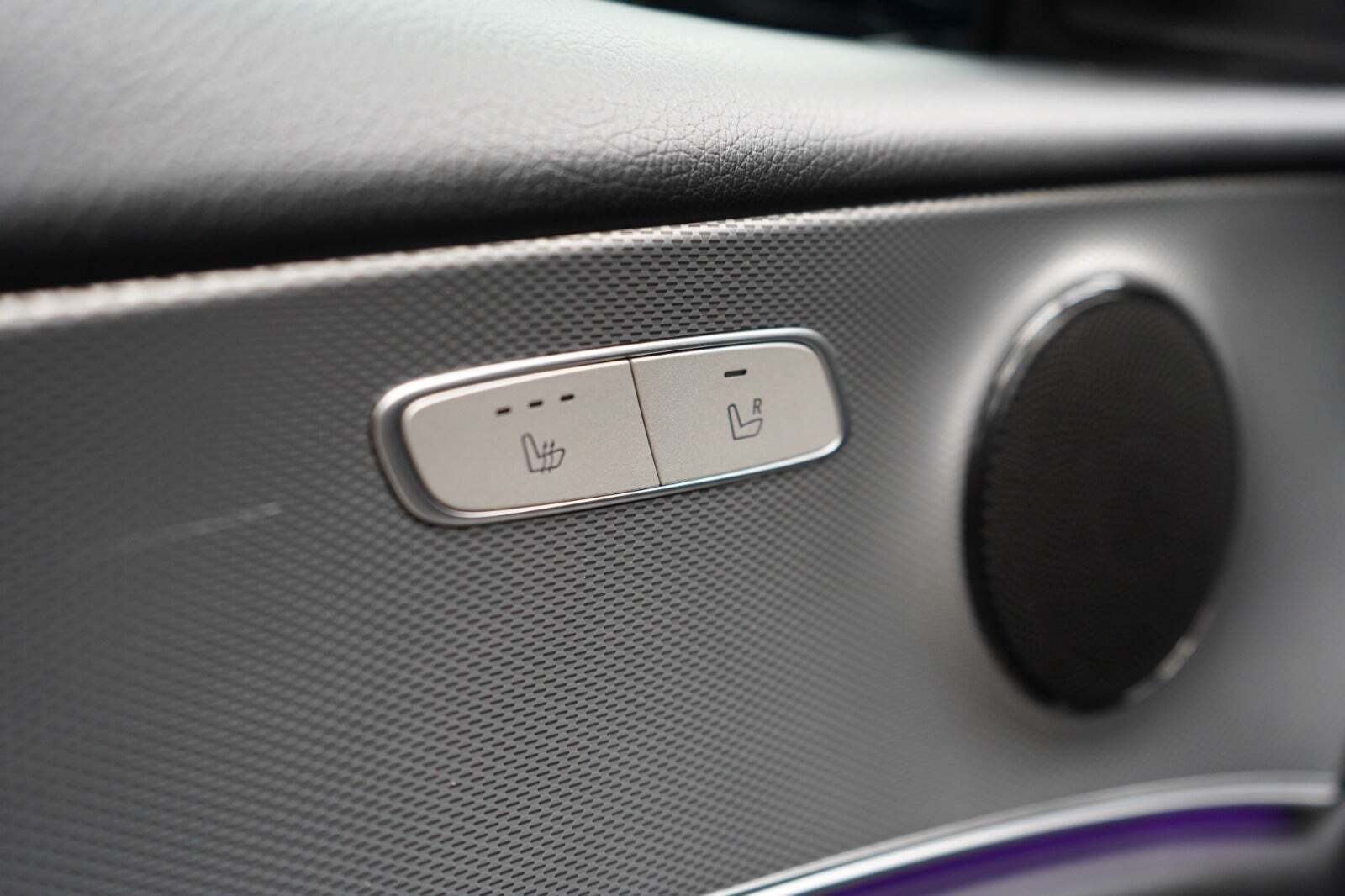 Blå Mercedes E220 d fra 2020