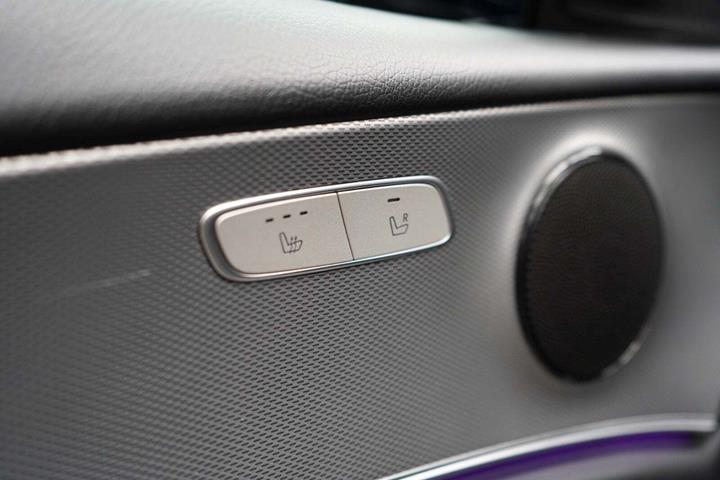 Blå Mercedes E220 d fra 2020